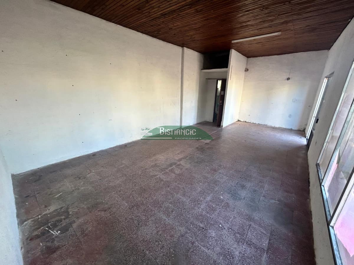 Local comercial frente a UTE, prox a 5 esquinas. 1 ambiente al frente con baño. 30m2