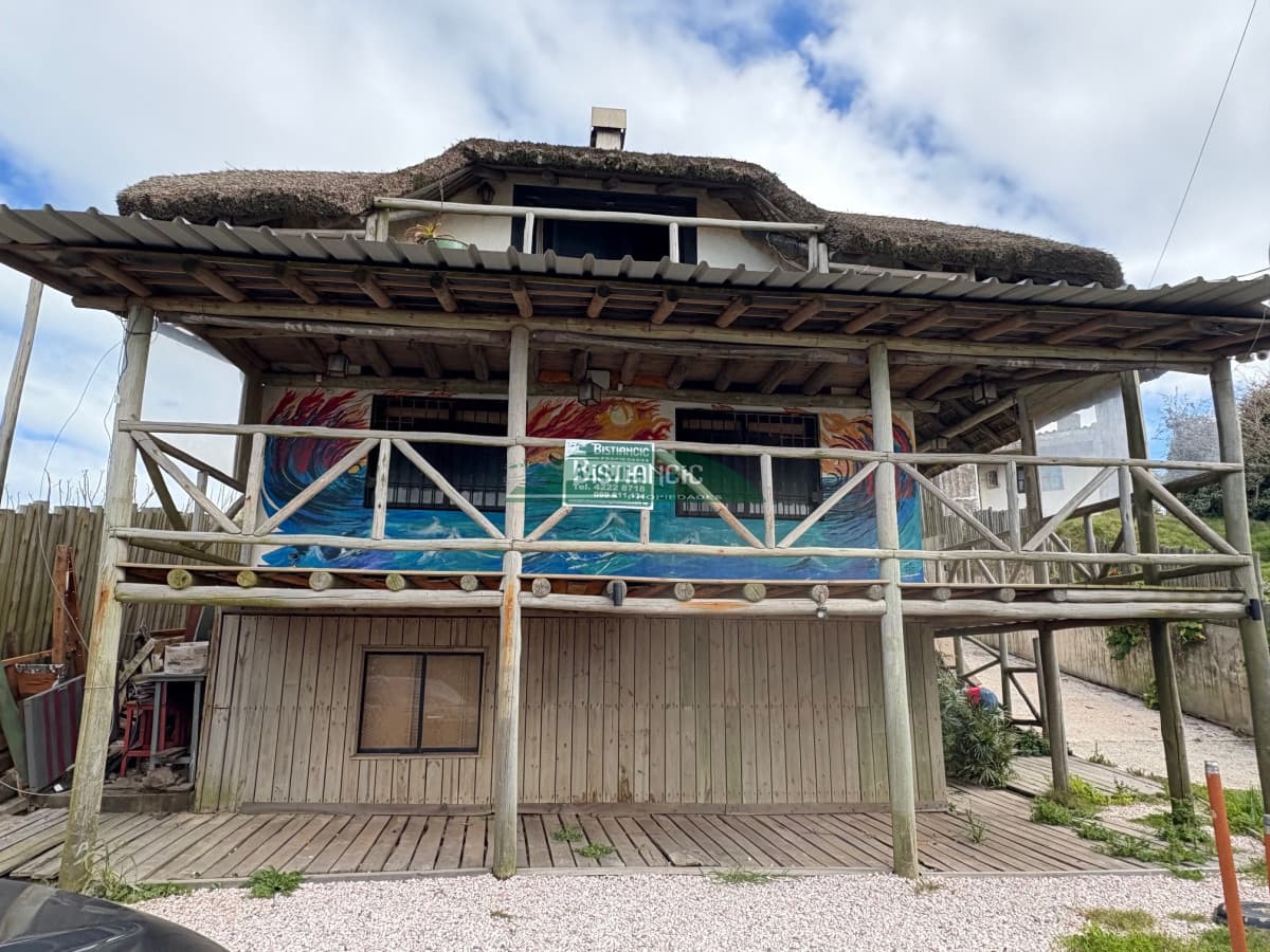 Propiedad Única Frente al Mar con Gran Potencial Comercial. Frente a Playa de pescadores.