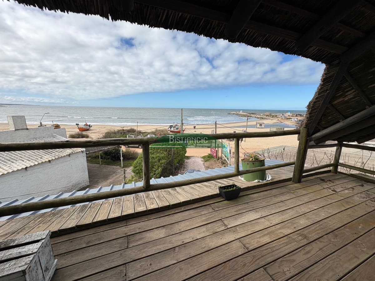 Propiedad Única Frente al Mar con Gran Potencial Comercial. Frente a Playa de pescadores.