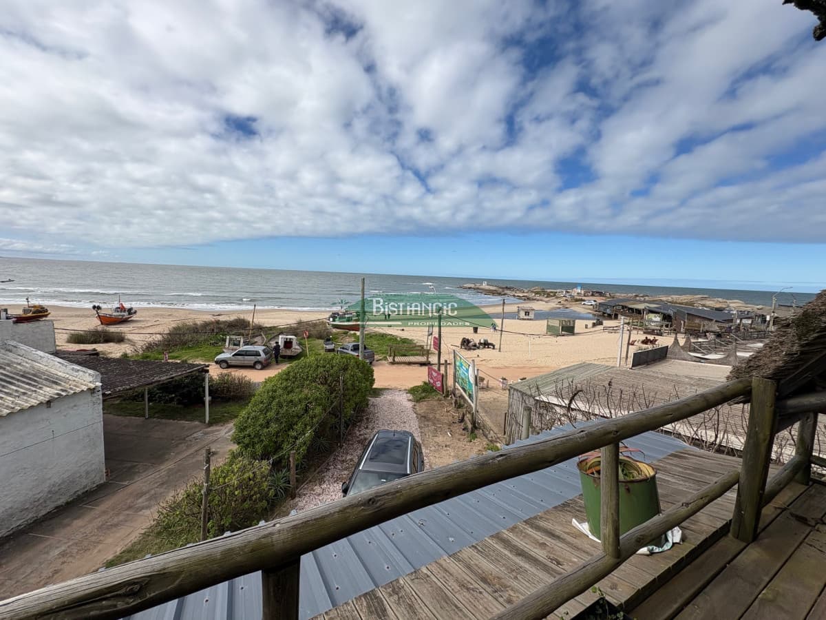 Propiedad Única Frente al Mar con Gran Potencial Comercial. Frente a Playa de pescadores.