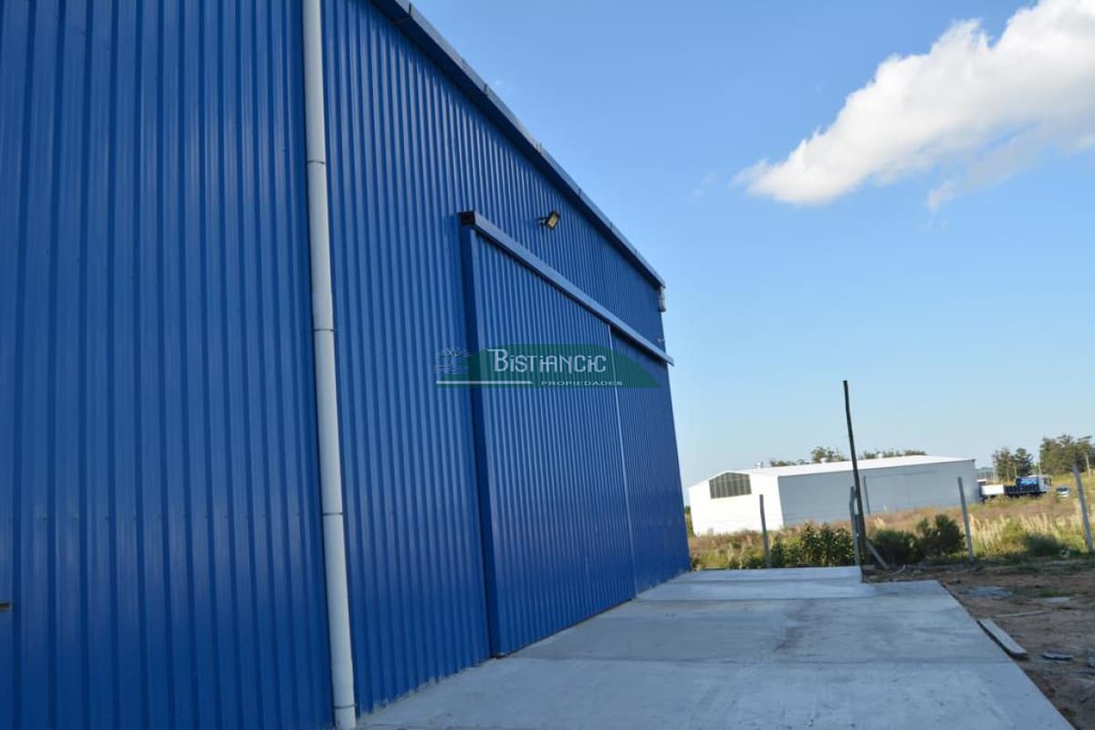 Galpon próximo a ruta 39, 300 m2 con oficina y baño, cerco perimetral, etc. Alquiler US$ 2400