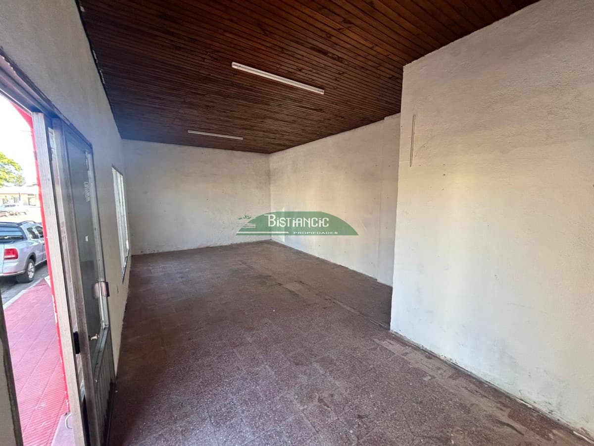 Local comercial frente a UTE, prox a 5 esquinas. 1 ambiente al frente con baño. 30m2