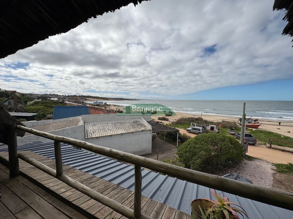 Propiedad Única Frente al Mar con Gran Potencial Comercial. Frente a Playa de pescadores.
