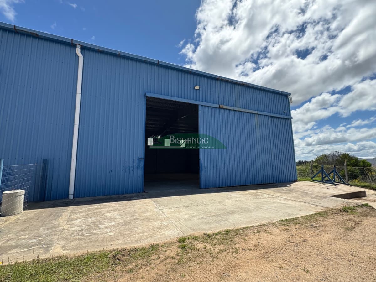 Galpon próximo a ruta 39, 300 m2 con oficina y baño, cerco perimetral, etc. Alquiler US$ 2400