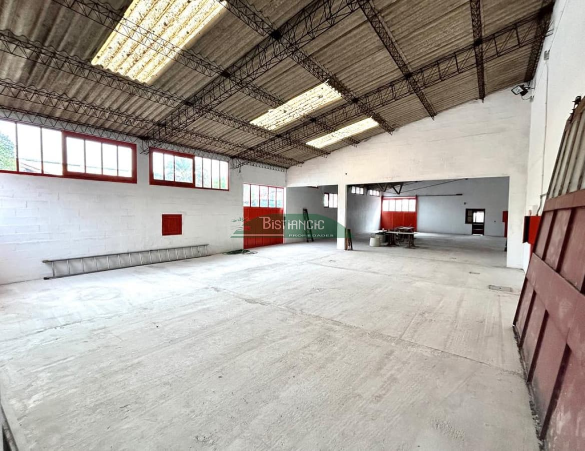 Galpón de 500 m2 con oficina y lugar para vehículos , cerca del centro de Maldonado. Alquiler US$ 2300., Venta US$ 310.000. Consulte