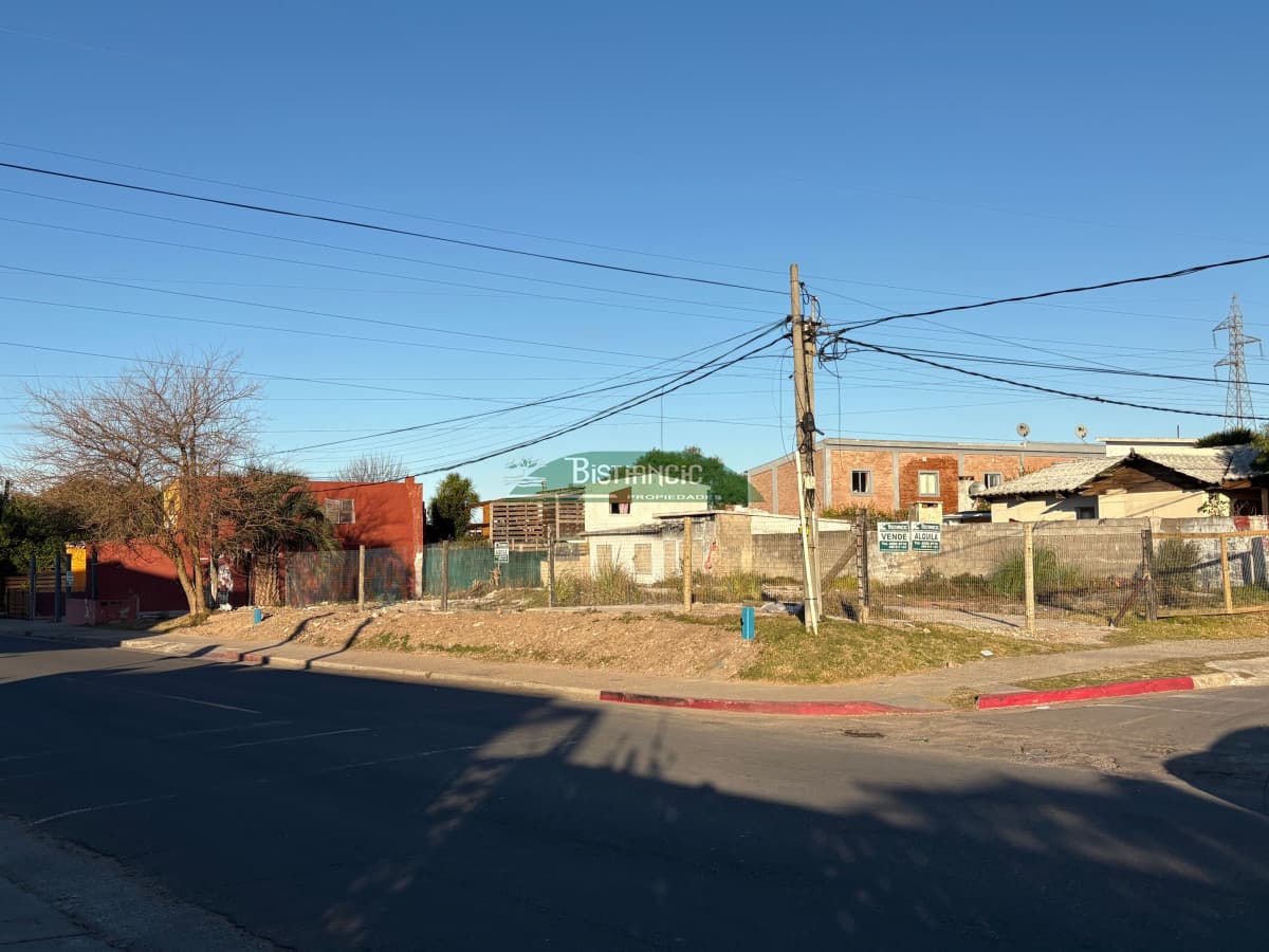Terreno de 396m2 en venta! totalmente cercado con porton, en gran esquina, zona de alto transito.