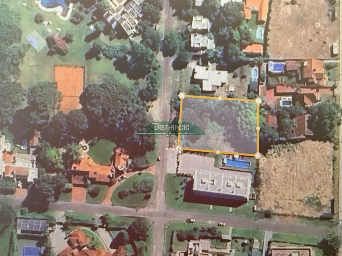 Terreno de 1430 m2 en paradas Mansa, ideal edificio PB+2 PA. venta US$ 490.000.