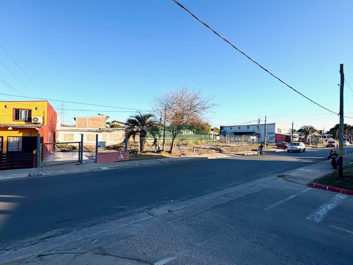 Terreno de 314 m2 con construcción, sobre Avda. Ideal comercio y vivienda. Venta US$ 75.000.