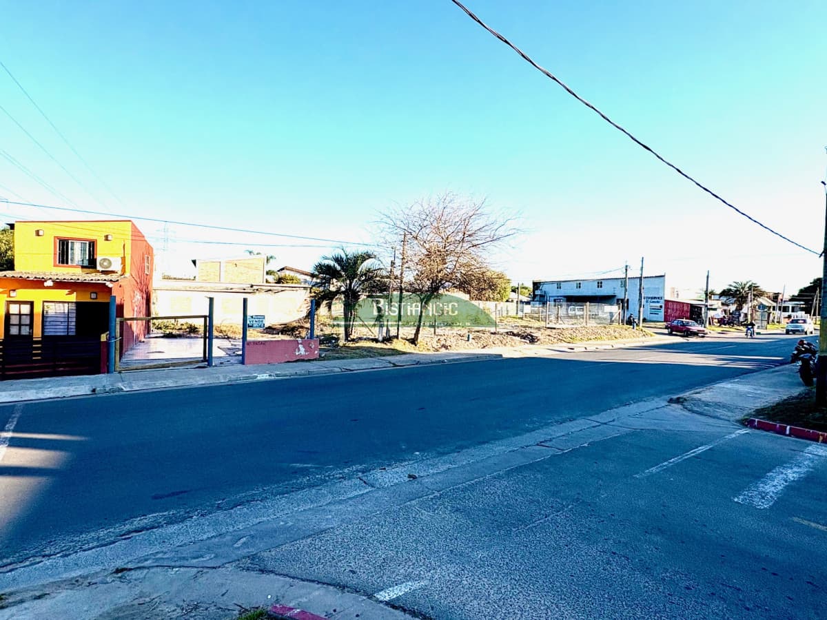 Terreno de 314 m2 con construcción, sobre Avda. Ideal comercio y vivienda. Venta US$ 75.000.