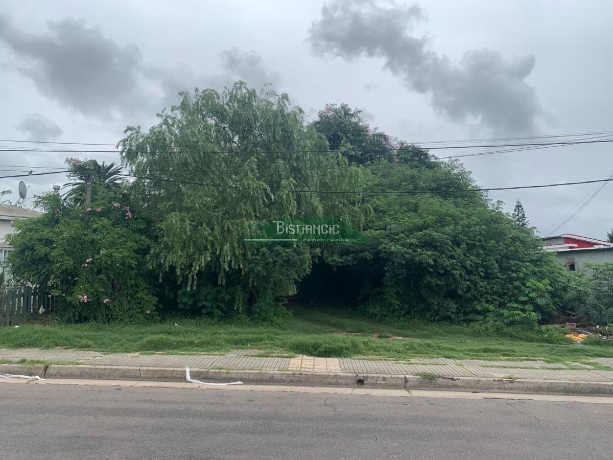 Terreno de 450m2, cont. Sarandí ideal construir deptos. para renta. Venta US$ 77.000.