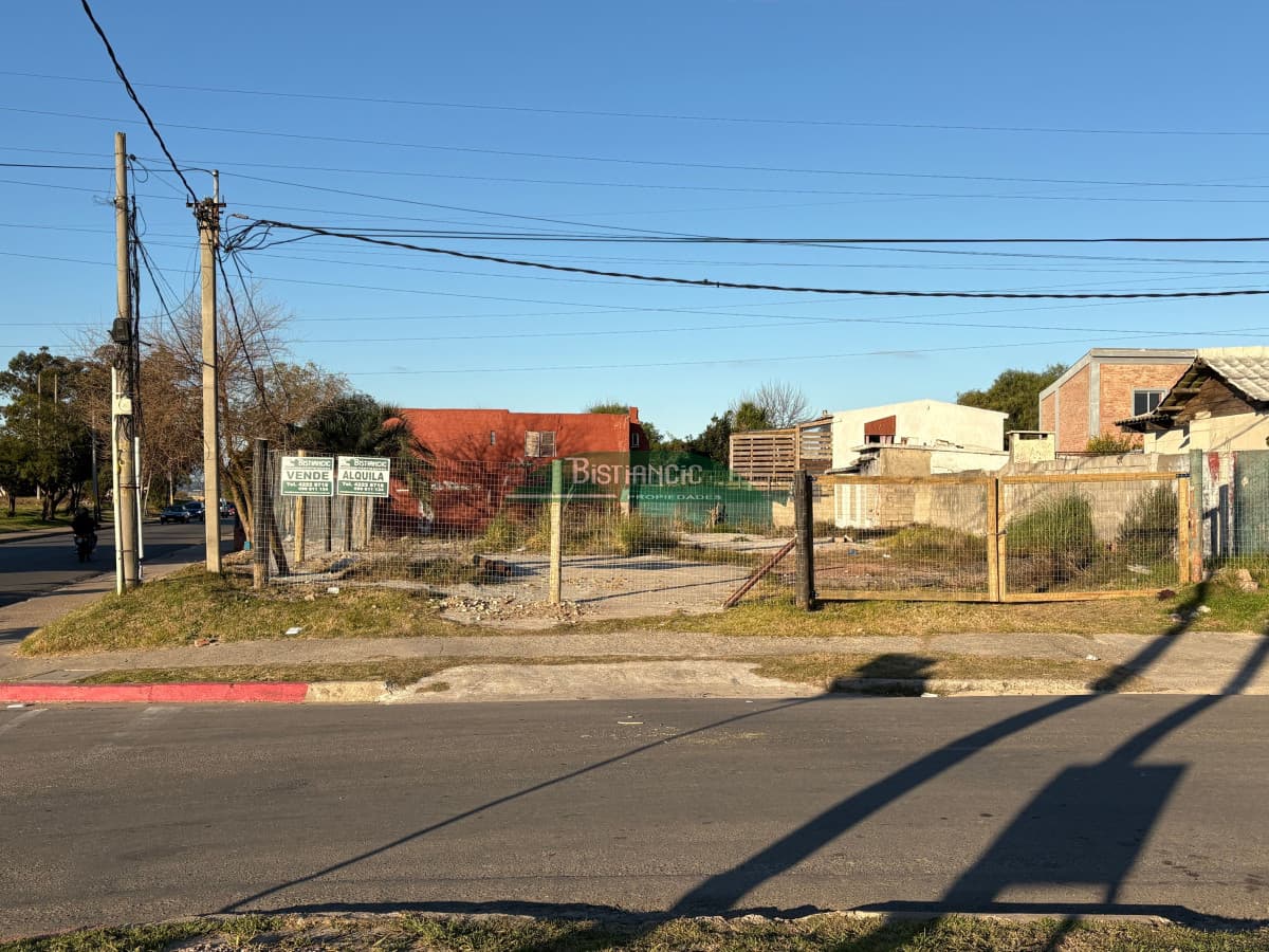 Terreno de 314 m2 con construcción, sobre Avda. Ideal comercio y vivienda. Venta US$ 75.000.