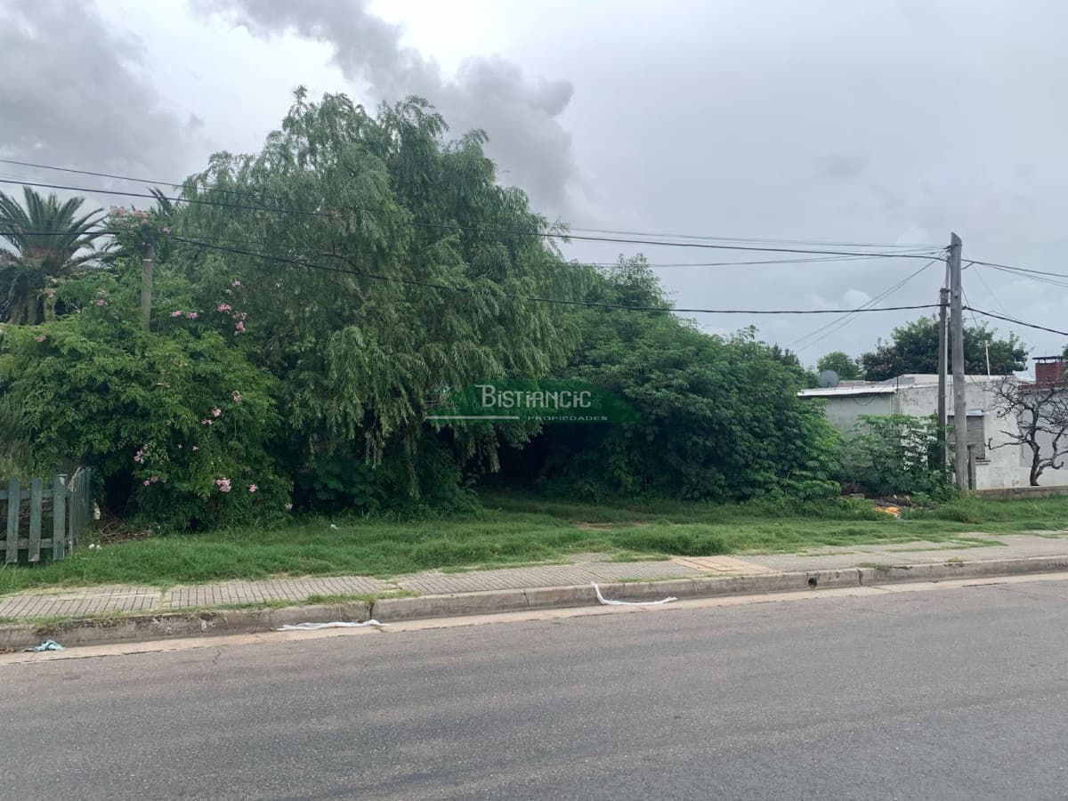 Terreno de 450m2, cont. Sarandí ideal construir deptos. para renta. Venta US$ 77.000.