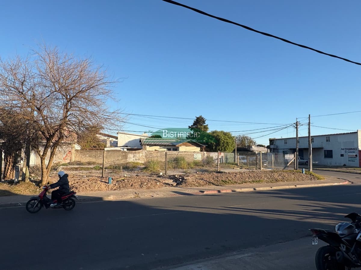 Terreno de 314 m2 con construcción, sobre Avda. Ideal comercio y vivienda. Venta US$ 75.000.
