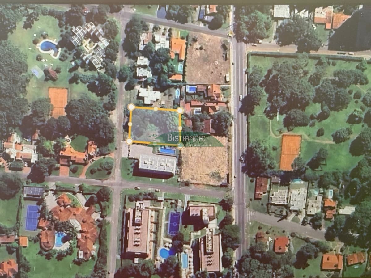 Terreno de 1430 m2 en paradas Mansa, ideal edificio PB+2 PA. venta US$ 490.000.