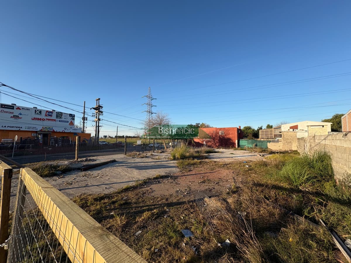Terreno de 396m2 en venta! totalmente cercado con porton, en gran esquina, zona de alto transito.