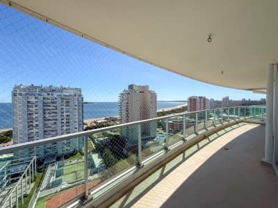 Apartamento 2 dormitorios más servicio en primera linea Playa Mansa , Punta del Este