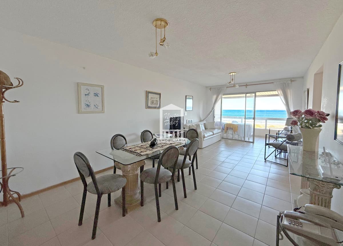 VENTA OPORTUNIDAD 2 DORMITORIOS 2 BAÑOS 1 SUITE PRIMERA LINEA PLAYA BRAVA FRENTE AL MAR AMPLIO APARTAMENTO EXCELENTE CONSTRUCCION