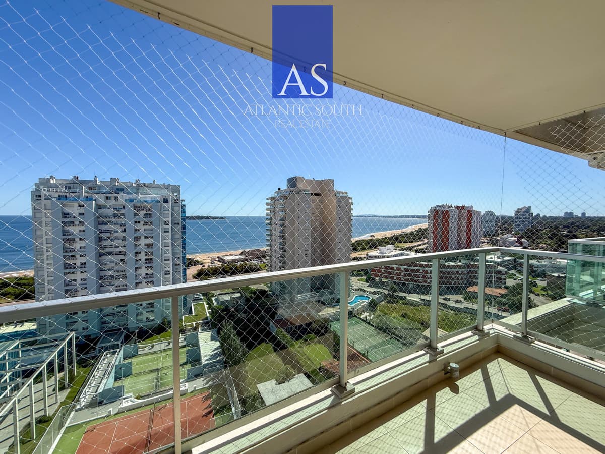 Apartamento 3 dormitorios en torre de categoría con vista al mar garage Playa Mansa