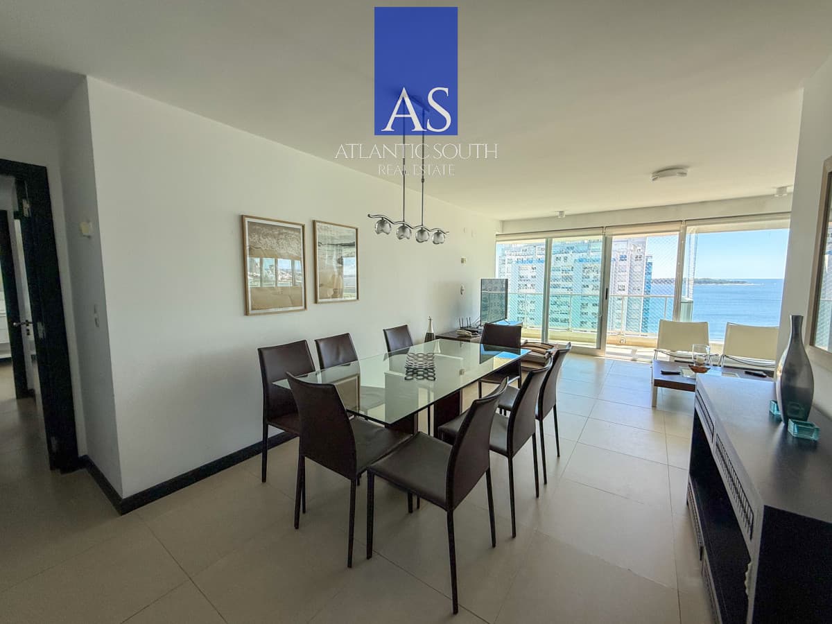 Apartamento 3 dormitorios en torre de categoría con vista al mar garage Playa Mansa