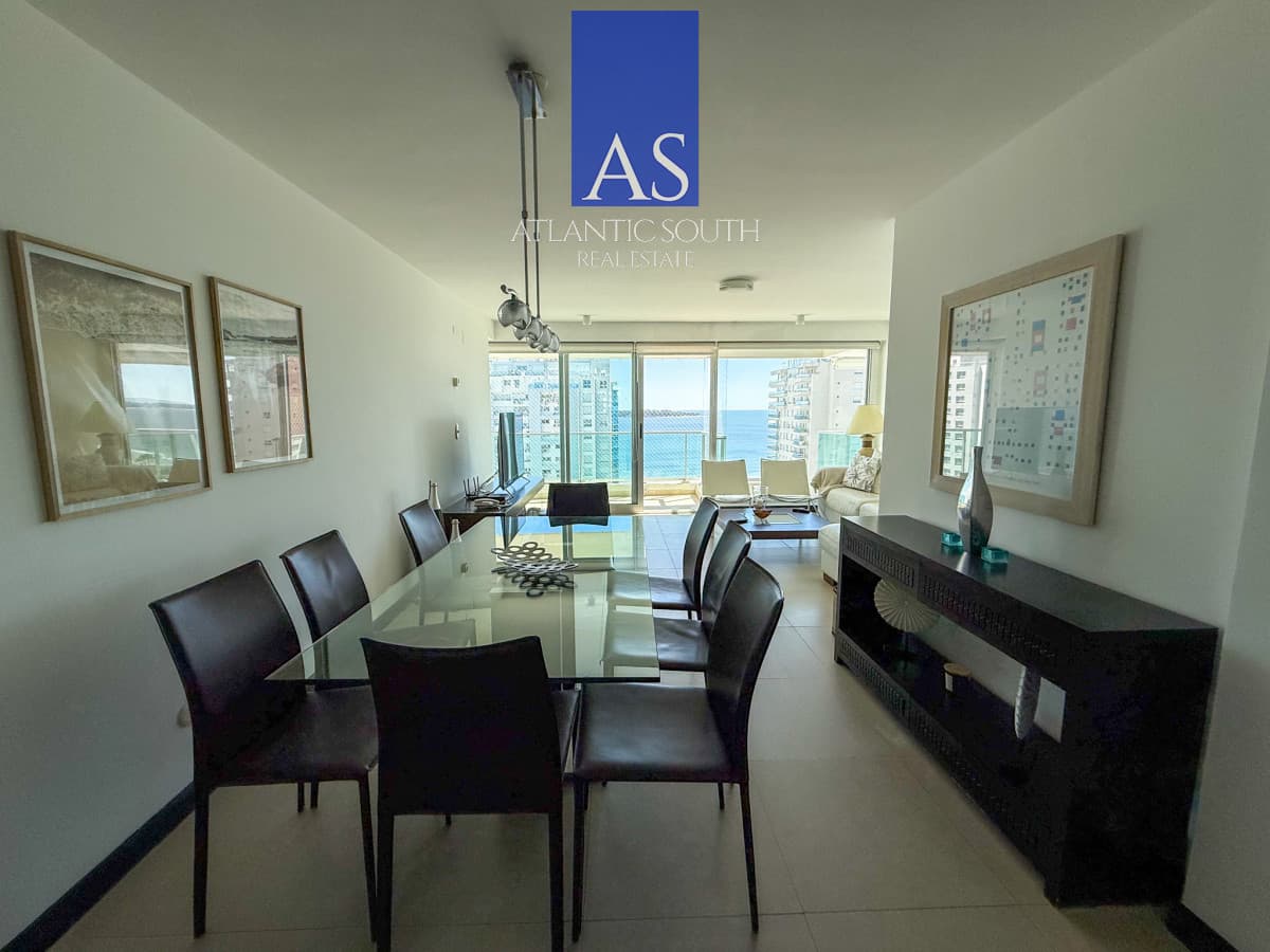 Apartamento 3 dormitorios en torre de categoría con vista al mar garage Playa Mansa
