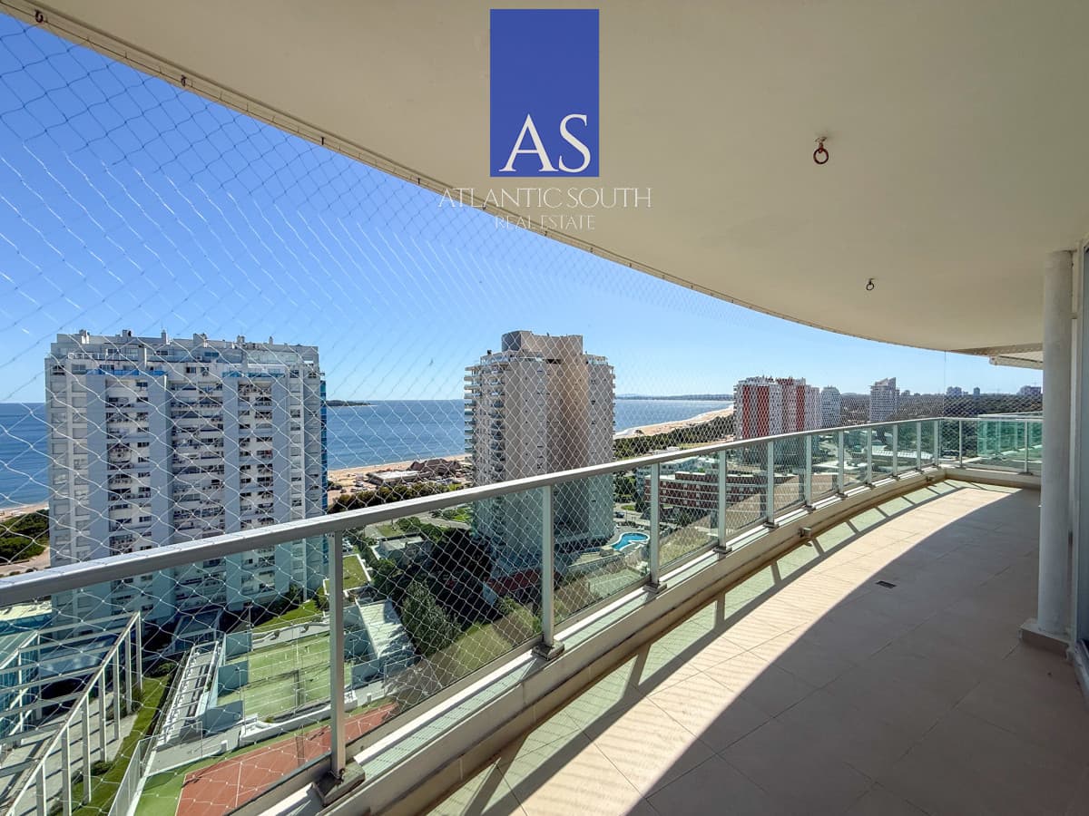 Apartamento 3 dormitorios en torre de categoría con vista al mar garage Playa Mansa