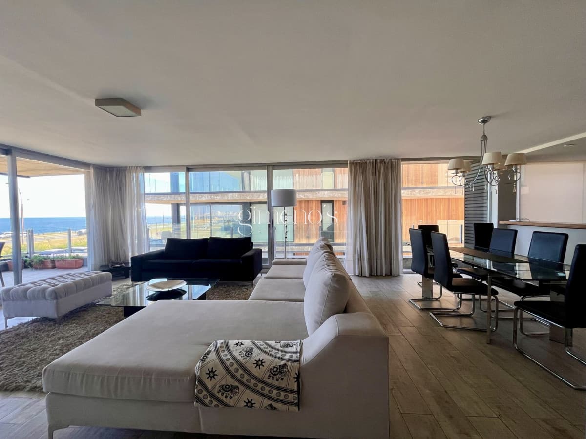 Exclusivo departamento en venta frente a playa mansa- Punta del Este
