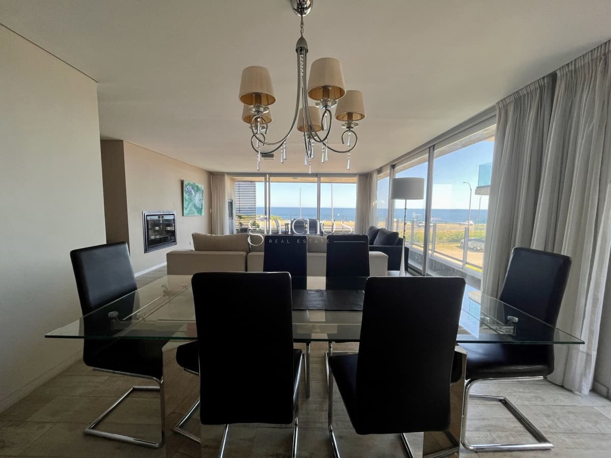 Exclusivo departamento en venta frente a playa mansa- Punta del Este