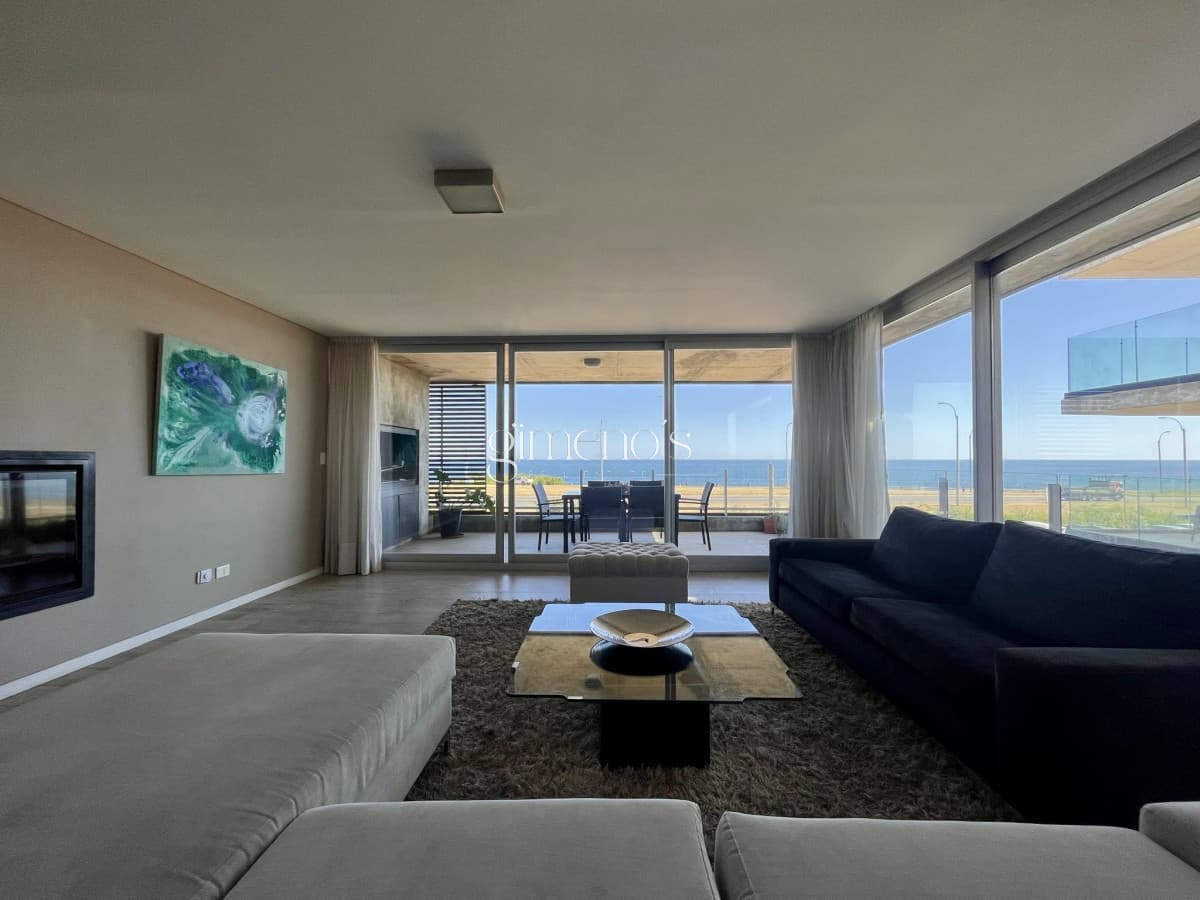 Exclusivo departamento en venta frente a playa mansa- Punta del Este
