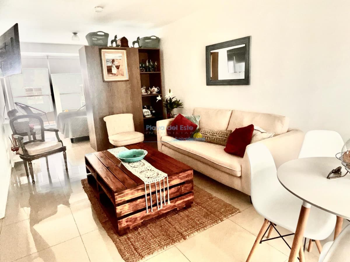 Venta y alquiler anual de apartamento monoambiente sectorizado en península con todos los servicios  - Inmobiliaria Playa del Este