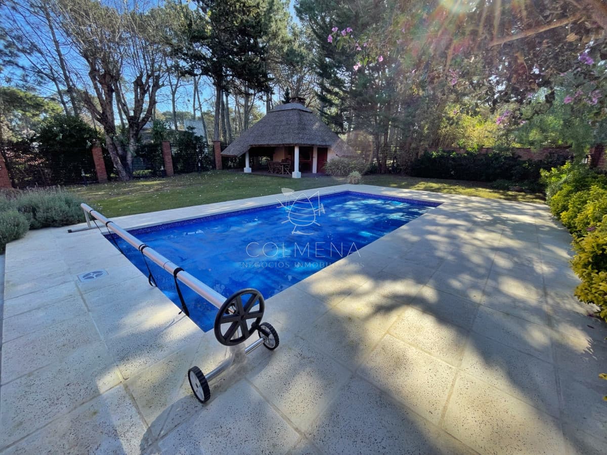 En alquiler temporal, amplia casa con piscina y parrillero, 3 dormitorios y dependencia, predio cerrado, mucama