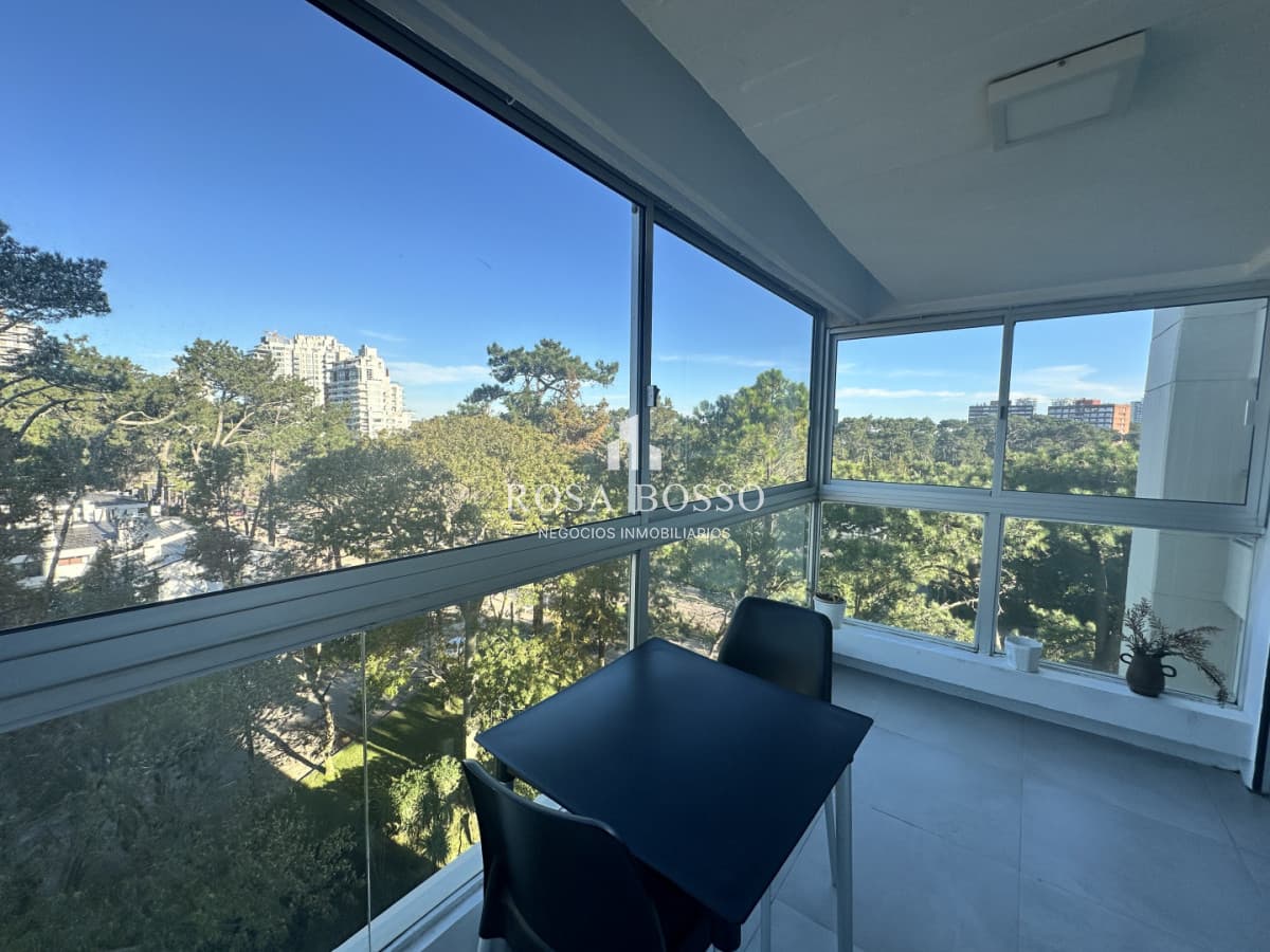 Apartamento en venta de dos dormitorios con garaje listo para entrar