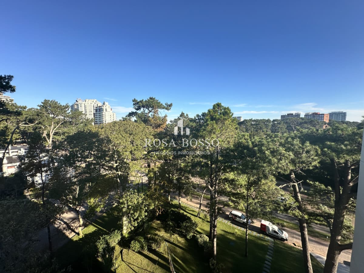 Apartamento en venta de dos dormitorios con garaje listo para entrar