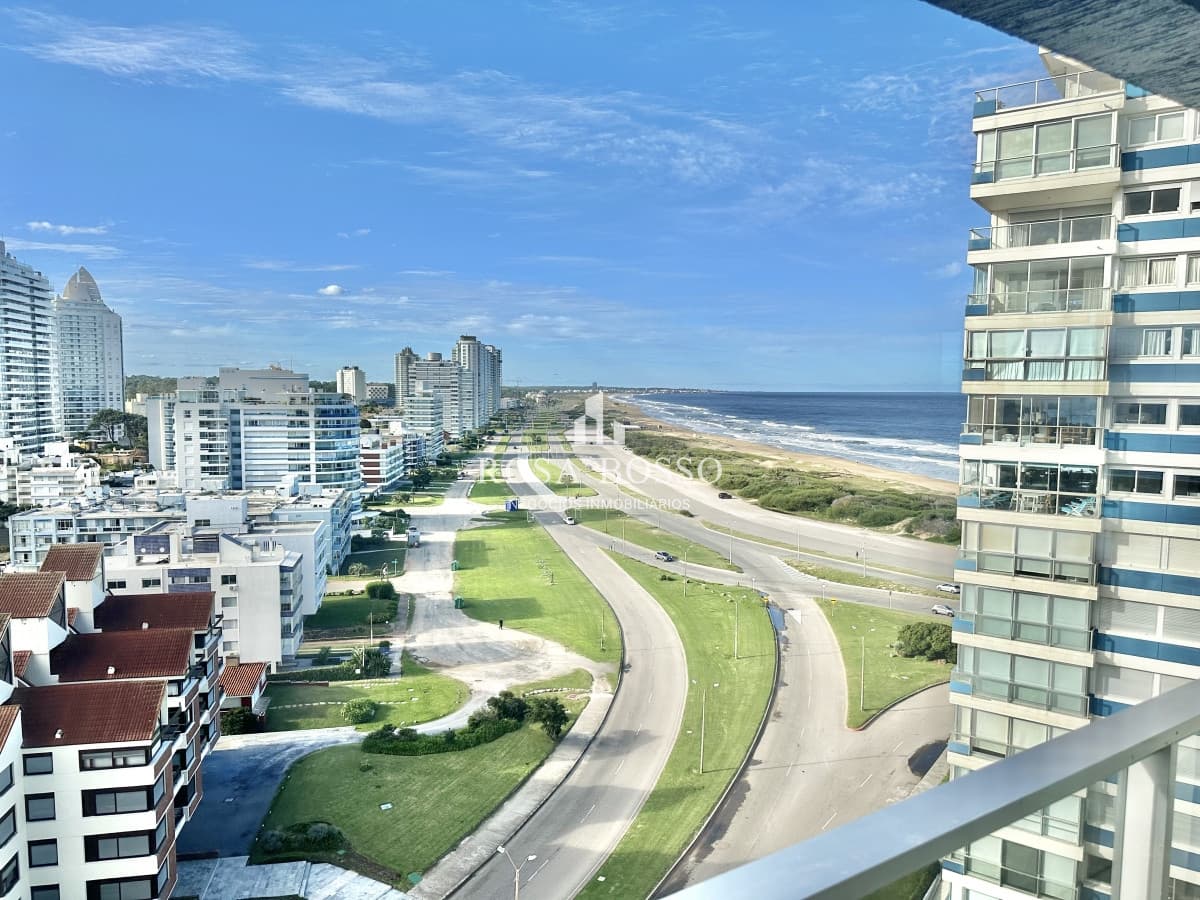Amplia planta a pasos del mar en Playa Brava