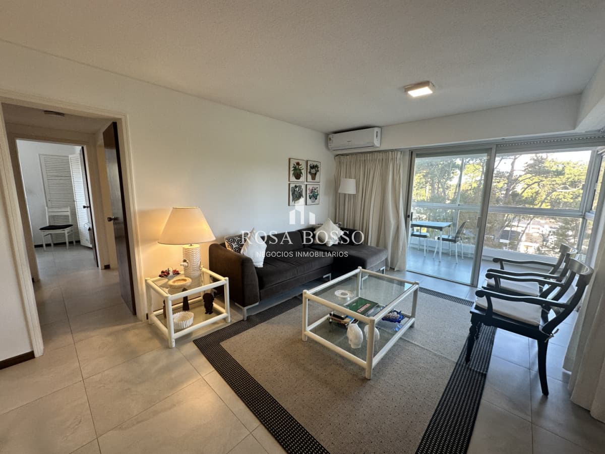 Apartamento en venta de dos dormitorios con garaje listo para entrar