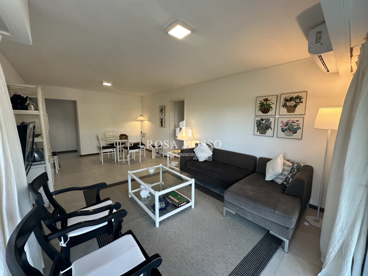 Apartamento en venta de dos dormitorios con garaje listo para entrar