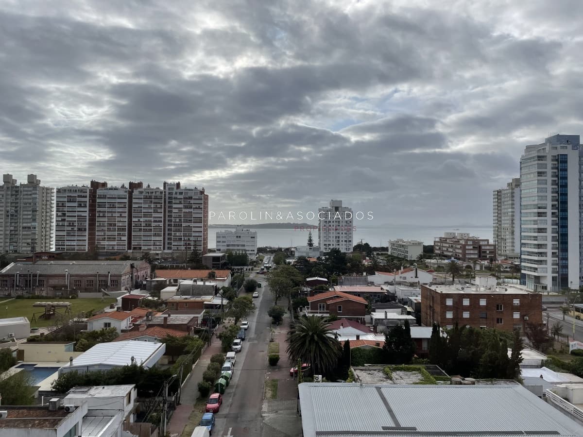 Apartamento de 3 dormitorios con amenities en Punta del Este.