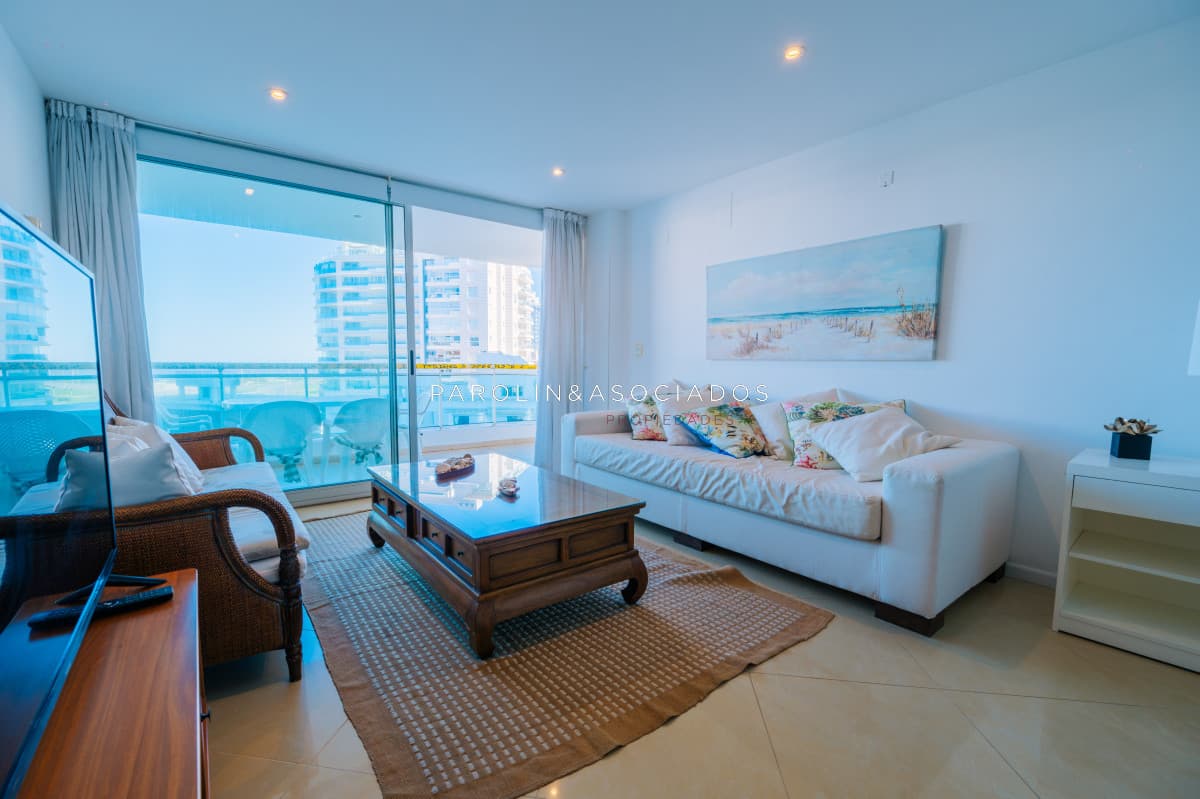 Amplio Apartamento de 3 dormitorios + dependencia a 100 metros Del Mar
