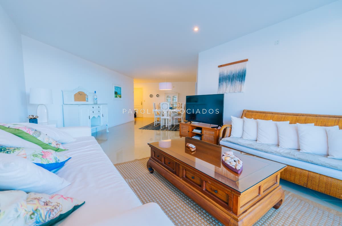 Amplio Apartamento de 3 dormitorios + dependencia a 100 metros Del Mar