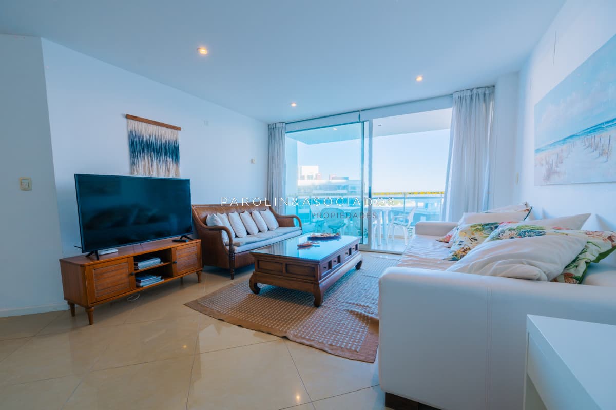 Amplio Apartamento de 3 dormitorios + dependencia a 100 metros Del Mar