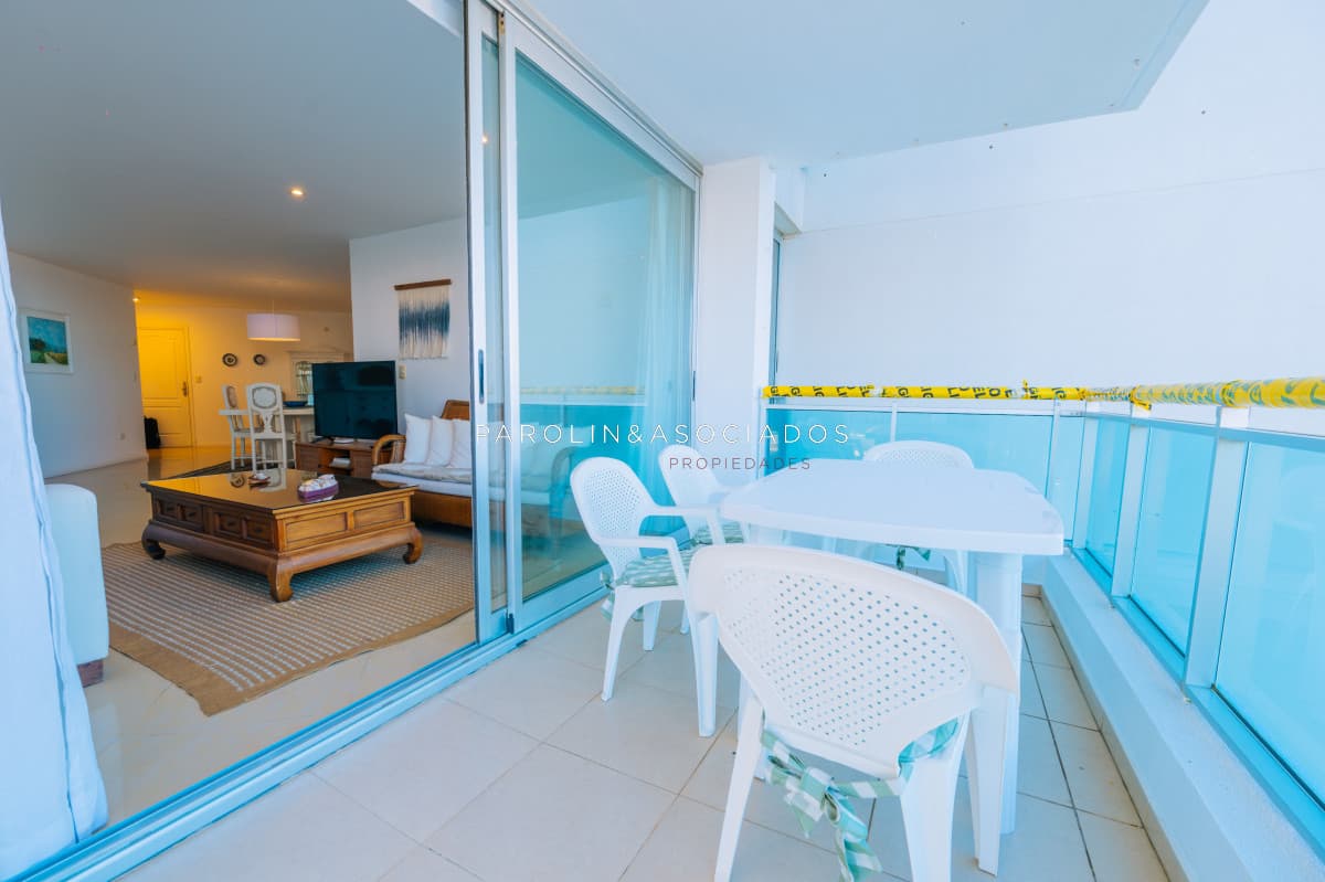 Amplio Apartamento de 3 dormitorios + dependencia a 100 metros Del Mar