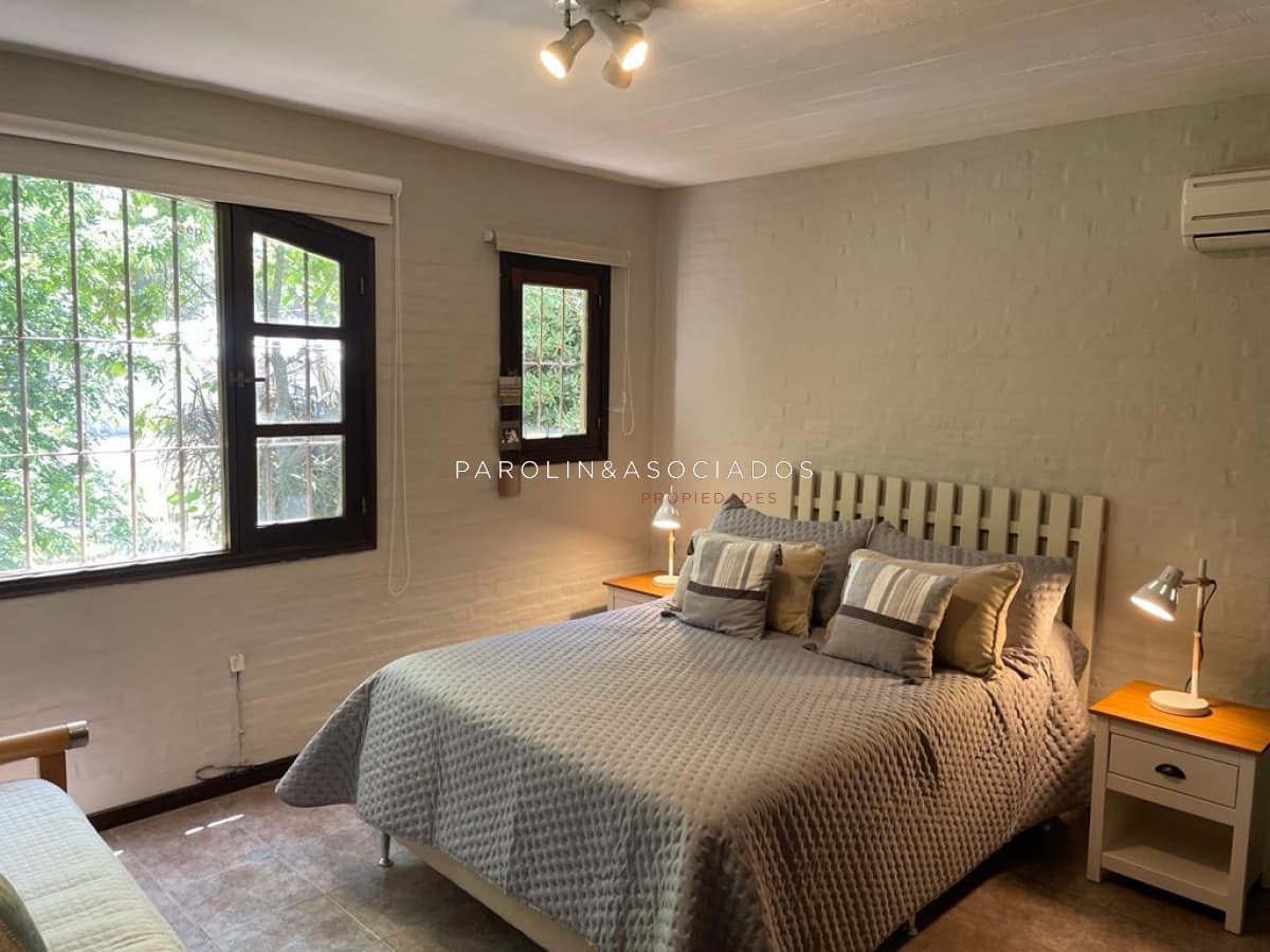 Hermosa casa en venta de 4 dormitorios en Marly, Punta del Este.