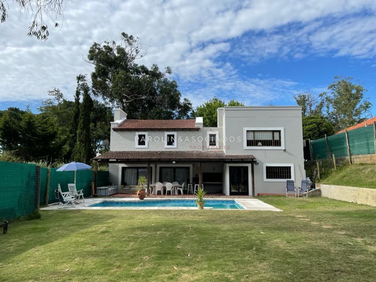 Hermosa casa en venta de 4 dormitorios en Marly, Punta del Este.
