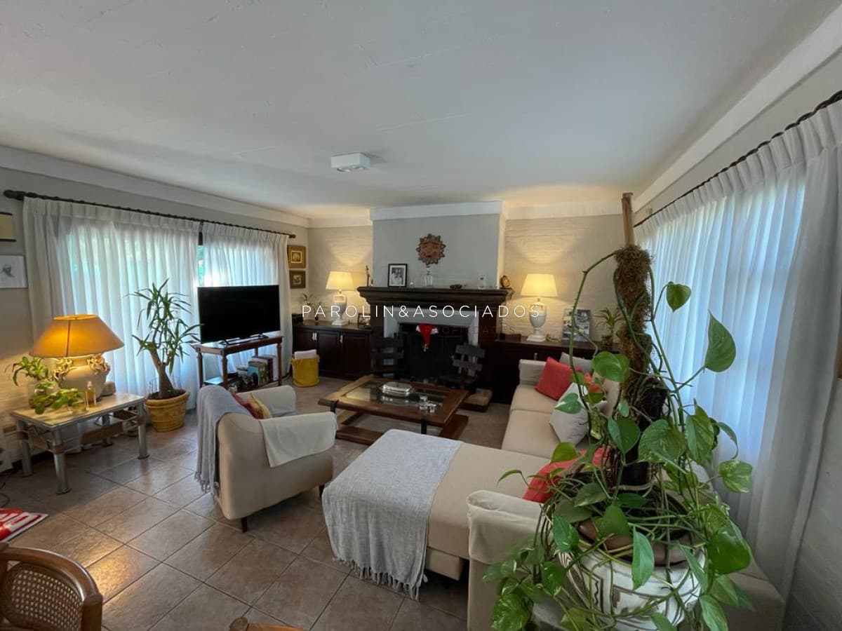 Hermosa casa en venta de 4 dormitorios en Marly, Punta del Este.