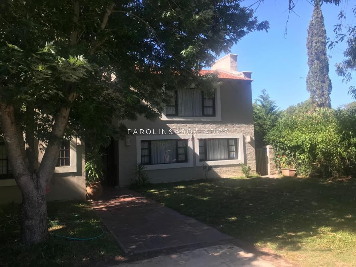 Hermosa casa en venta de 4 dormitorios en Marly, Punta del Este.