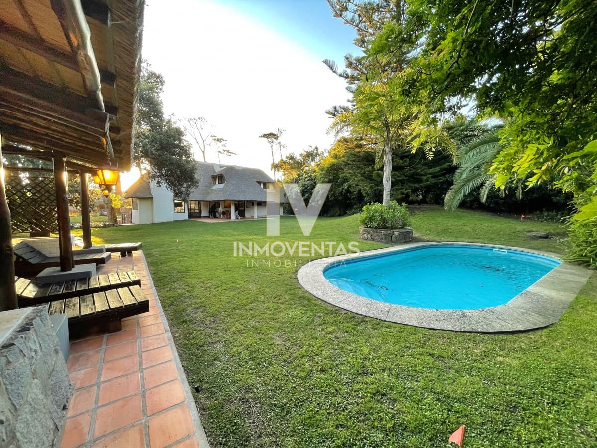 Amplia casa con piscina a 200 metros del mar