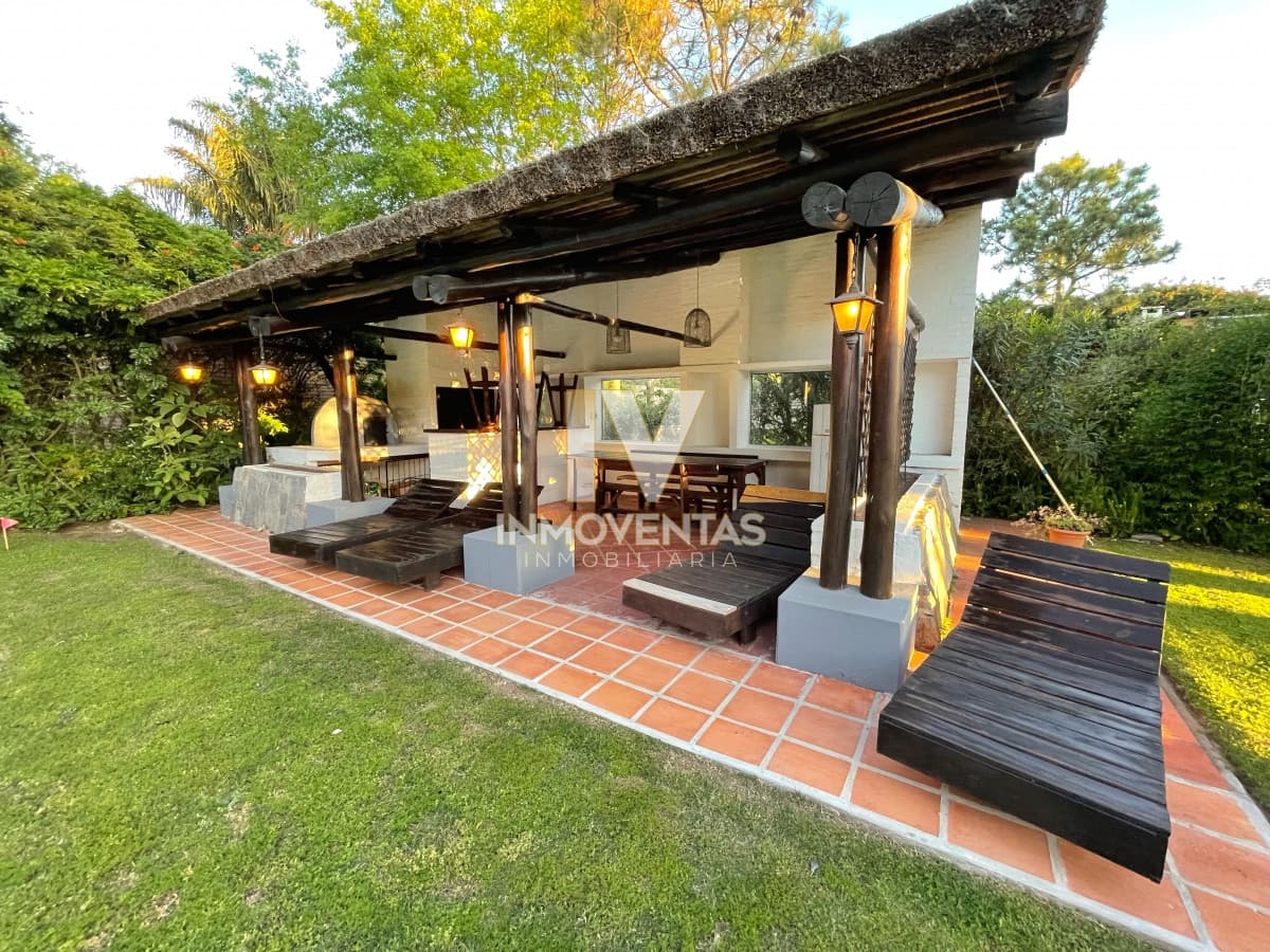 Amplia casa con piscina a 200 metros del mar