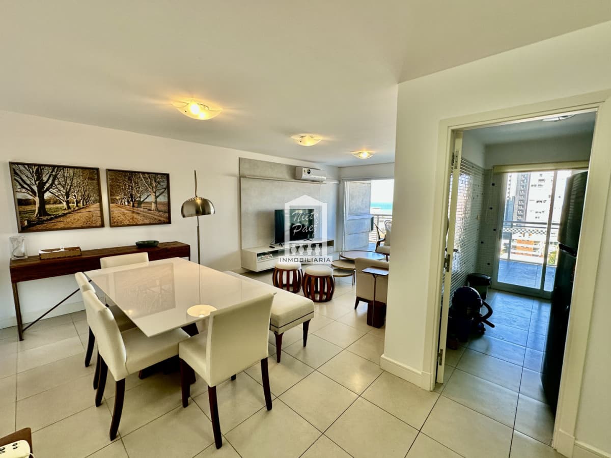 Hermoso apartamento de 2 dormitorios con parrillero propio y vista a playa brava