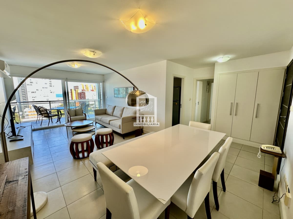 Hermoso apartamento de 2 dormitorios con parrillero propio y vista a playa brava