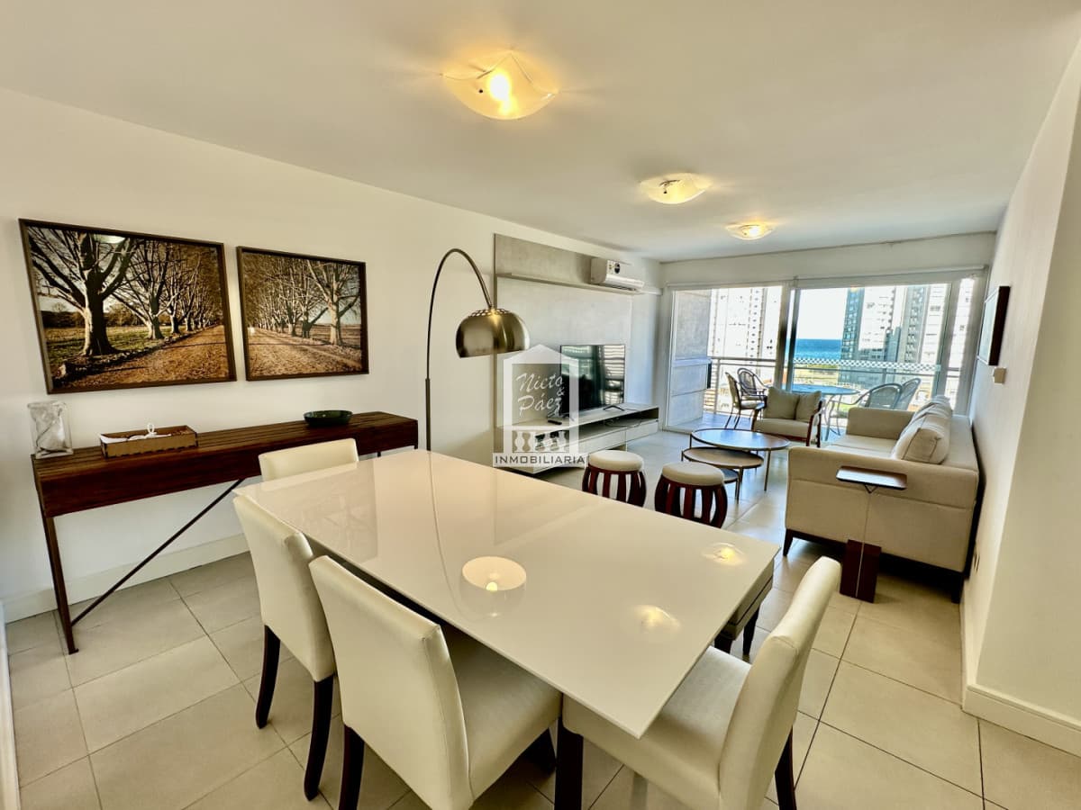 Hermoso apartamento de 2 dormitorios con parrillero propio y vista a playa brava