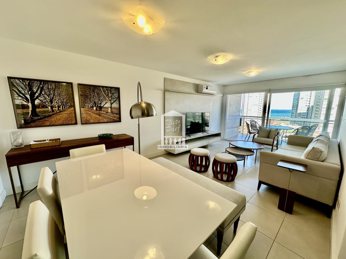 Hermoso apartamento de 2 dormitorios con parrillero propio y vista a playa brava